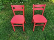Dwa odnowione krzesła drewniane 