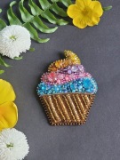 Broszka Muffinka babeczka haftowana kryształkami i koralikami Handmade