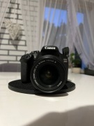 Canon EOS 2000D.