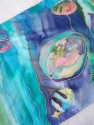 Szal ręcznie malowany "ABALONE" z muszlami na tle morza, 100% jedwab