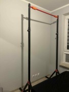 Drążek stacjonarny wolnostojący.