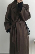 Brązowy płaszcz z paskiem 