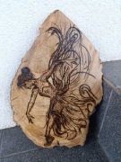 Balerina wypalana w drewne