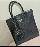 Czarna lakierowana torebka z napisem Prada stan idealny ,