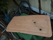 Kremowe poszycie drzwi fiat 126p