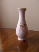 Wazonik z różowej porcelany