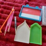 Zestaw z akcesoriami do diamond painting.