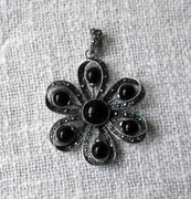 Duży wisior z czarnym onyksem i markazytami 925