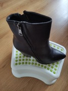 Sprzedam botki damskie ze eko- skóry, nowe.