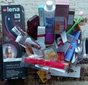 Kosmetyki do twarzy, perfumy, próbki  i szczotka prostującą włosy 23szt