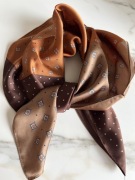 Wielobarwna zdobiona chusta damska - apaszka - we wzór - kobieta