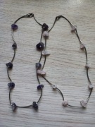 Komplet naszyjników  (2 szt) z kamieniami różowymi i fioletowymi