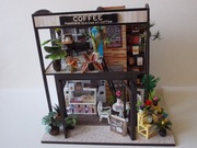 GOTOWY Miniaturowy domek  "KAWIARNIA" Oświetlenie LED, GABLOTKA