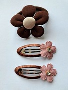 Zestaw do włosów: 1 gumka i 2 spinki z kwiatami. Kolor: brązowy