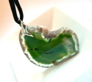 Zielony, nieregularny surowy plaster agatu, duży wisior 