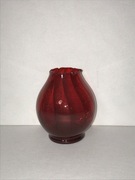 Vintage’owy rubinowy wazon w kształcie kwiatu (Niemcy, lata 1960–70).