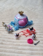 Kareta z zaprzęgiem oraz pieski husky z sankami