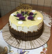 TORT KLASYCZNY BISZKOPTOWY z  MASĄ MAŚLANĄ  