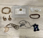 zestaw biżuterii w pudełku, ale na pudełku są chipy (