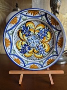 Ceramiczny talerz na ścianę motyw kwiatowy 