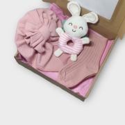 Zestaw dla dzieci- czapka, skarpety, zabawka 