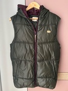 Zielony bezrękawnik z kapturem, Humor