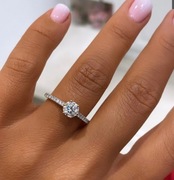 Złoty pierścionek z brylantem  