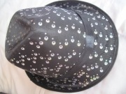 Czarny, błyszczący kapelusz