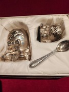 Zestaw posrebrzany Skarbonka,kieliszek na jajko, łyżeczka Chrzest ,roczek 