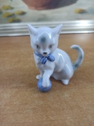 #151 Porcelanowa figurka kota z piłeczką – vintage