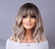 Piękna peruka kolor lniane złoto 