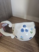 Ceramiczny kubek z ozdobnym uchem