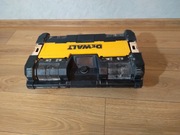 Radio DeWalt z zasilaczem.