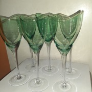 Duże zielone kielichy na wysokiej nózce