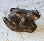 Vintage kuta figurka żaby z brązu seria miniaturek fauny Paula Jenkinsa. VW