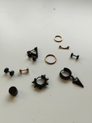 Zestaw różnych kolczyków 