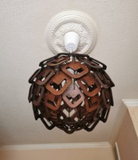 Lampa sufitowa z drewna