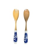Ozdobne drewniane sztućce z ceramicznymi uchwytami.