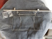 Reling kuchenny z koszykiem na ręcznik papierowy 