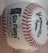Piłka baseballowa z logo Six Flags z autografem 