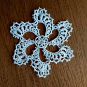 Dekor na choinkę śnieżynka frywolitka biala 9,5 cm