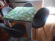 Meble pokojowe : stol z 4 tapicerowanymi krzeslami.