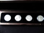 Pudełko z 4 dużymi monetami