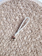 Breloczek do kluczy ręcznie robiony metodą makramy kremowy złoty brelok 