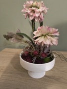 Kompozycja z dalii i jaskrów w naczyniu 