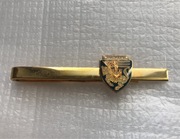 Złota spinka do krawata z emaliowanym herbem Koszalina