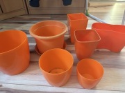 zestaw pomarańczowych donic/osłonek