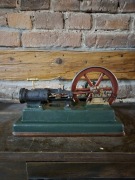 Stary model maszyny parowej, silnik parowy