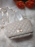 Torebka crossbody z łańcuszkiem / MOHITO