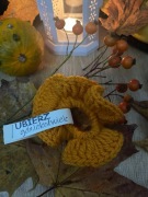 Scrunchie z włóczki w kolorze dyniowym 